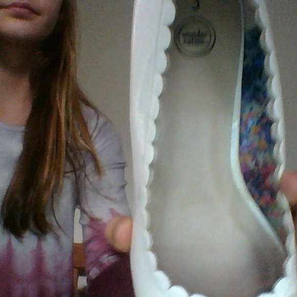 Flipflops, and high heels. - Picture 4 of 7